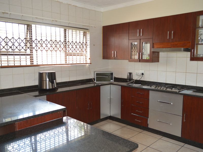 Refined, Contemporary Luxury in a Prestigious Doringkruin Complex - Photo 7