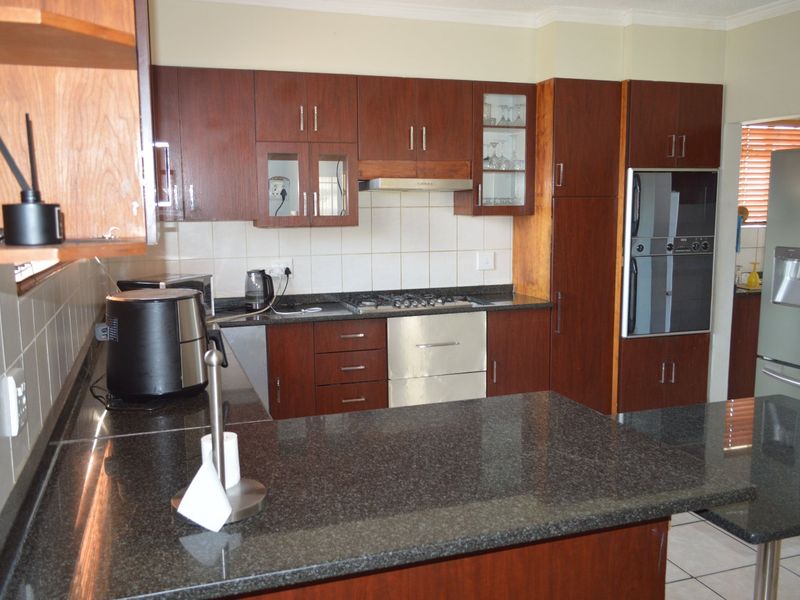 Refined, Contemporary Luxury in a Prestigious Doringkruin Complex - Photo 6