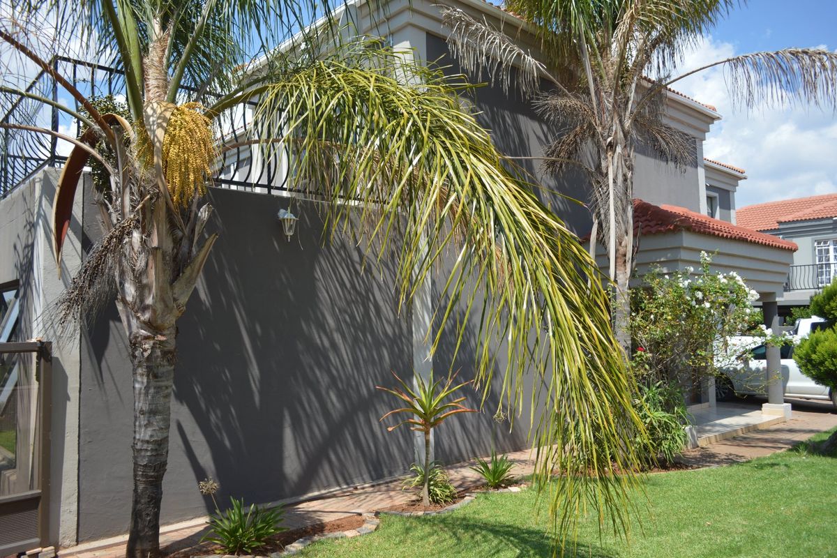 Refined, Contemporary Luxury in a Prestigious Doringkruin Complex - Photo 2