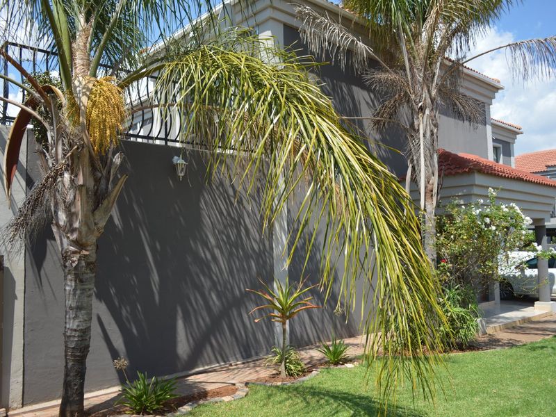 Refined, Contemporary Luxury in a Prestigious Doringkruin Complex - Photo 2