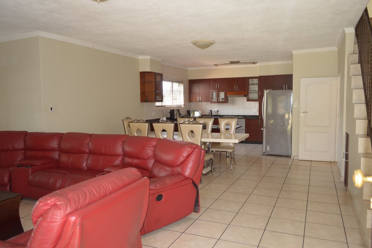 Refined, Contemporary Luxury in a Prestigious Doringkruin Complex - Photo 4