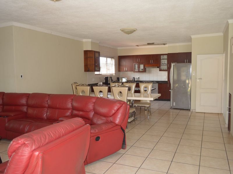 Refined, Contemporary Luxury in a Prestigious Doringkruin Complex - Photo 4