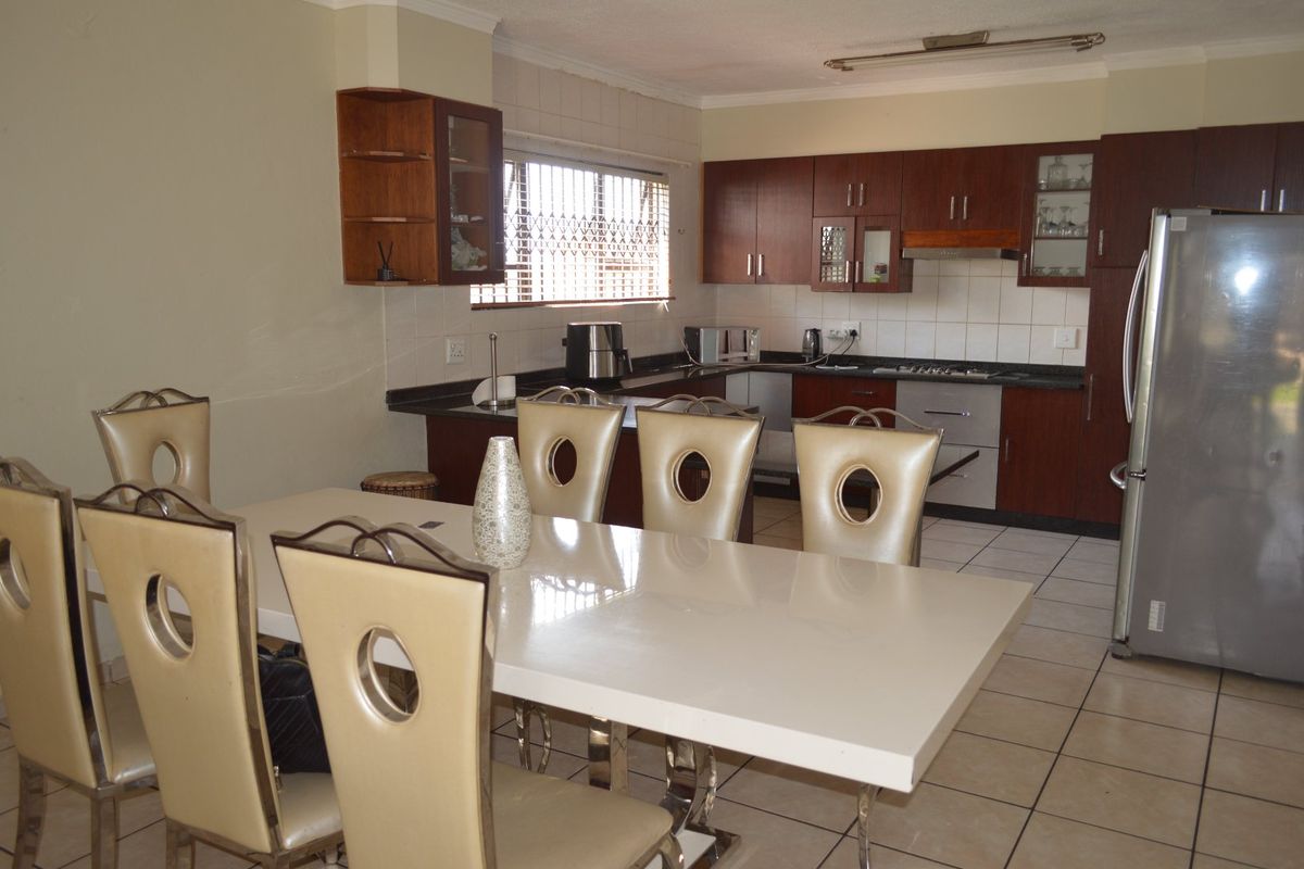 Refined, Contemporary Luxury in a Prestigious Doringkruin Complex - Photo 5