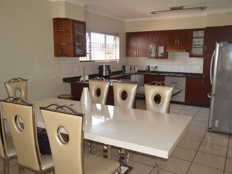 Refined, Contemporary Luxury in a Prestigious Doringkruin Complex - Photo 5