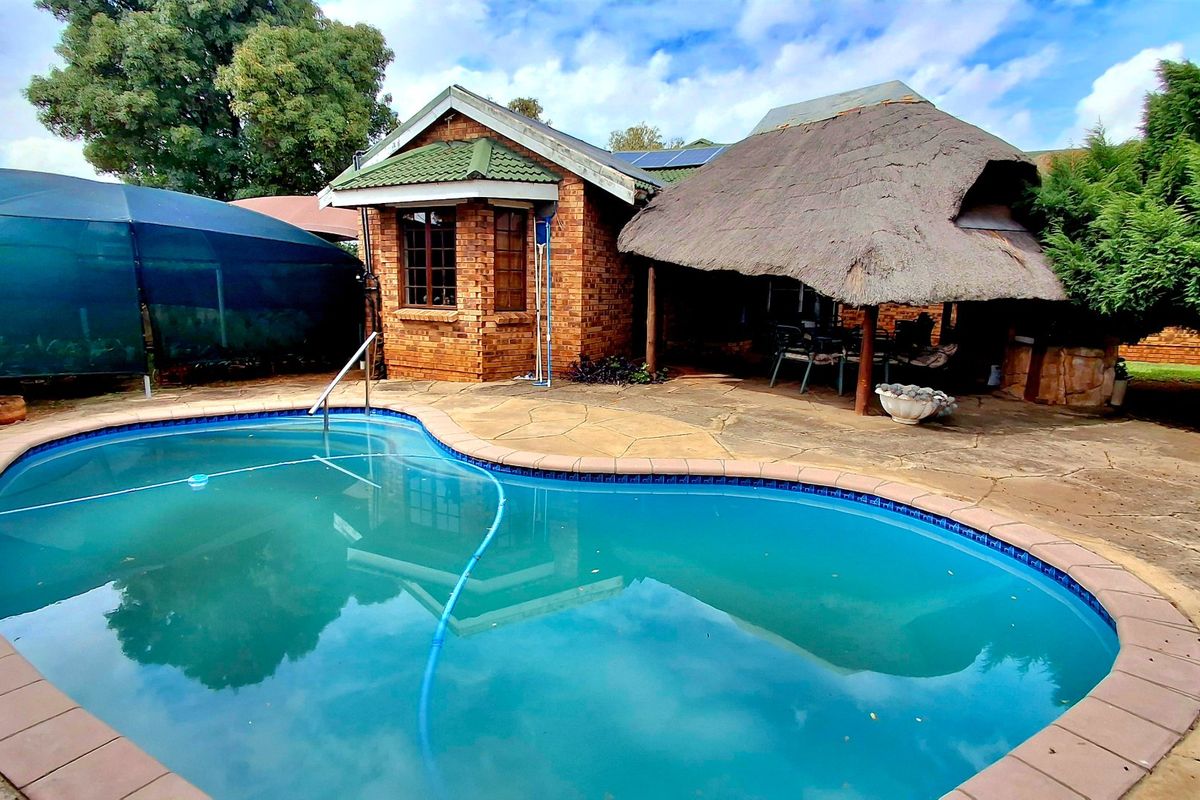 Spacious Low-Maintenance Face-Brick Home with Entertainment Features – Vaalpark - Photo 2
