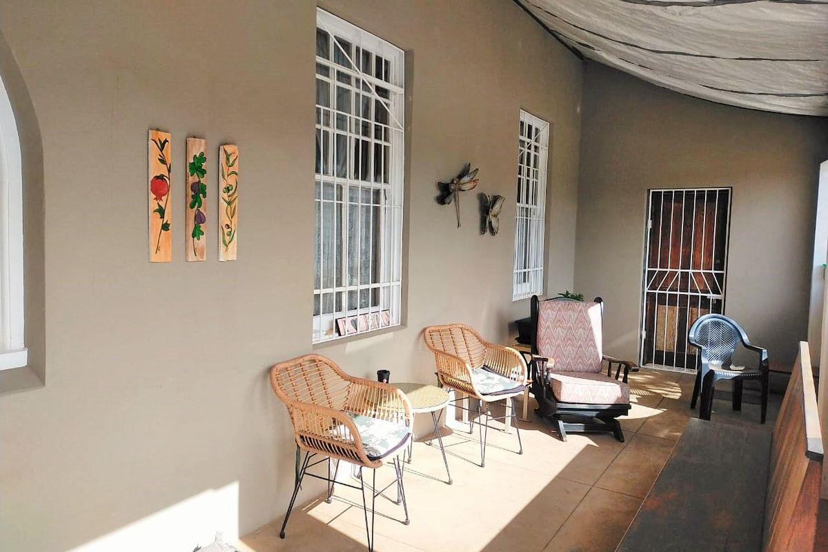 Charming Karoo Retreat with Income Potential – Steytlerville  - Photo 3