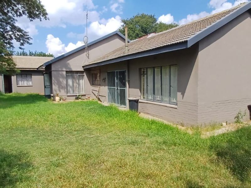 3 Bedroom Home with Huge Potential in Wilkoppies - Photo 4