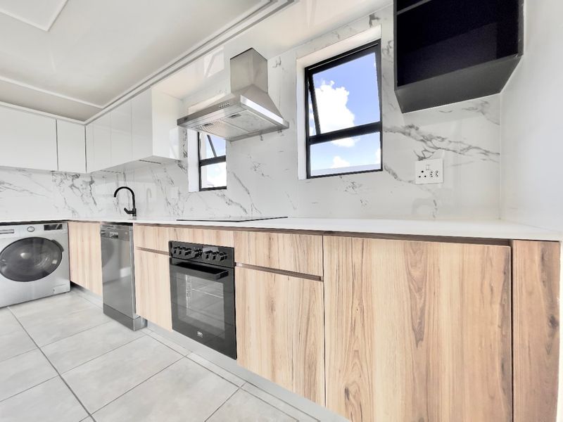 2 Bedroom 2 Bathroom Penthouse - Photo 2