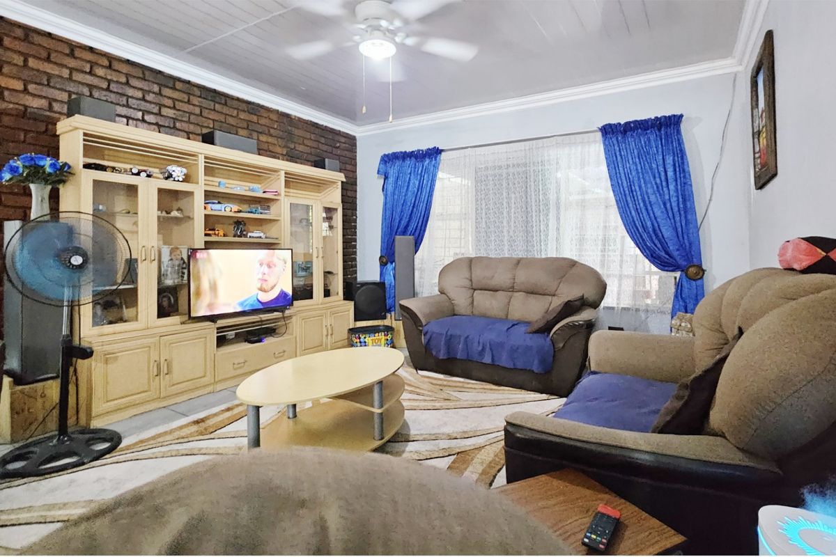 Attractive Facebrick Home in Prime Location. - Photo 2