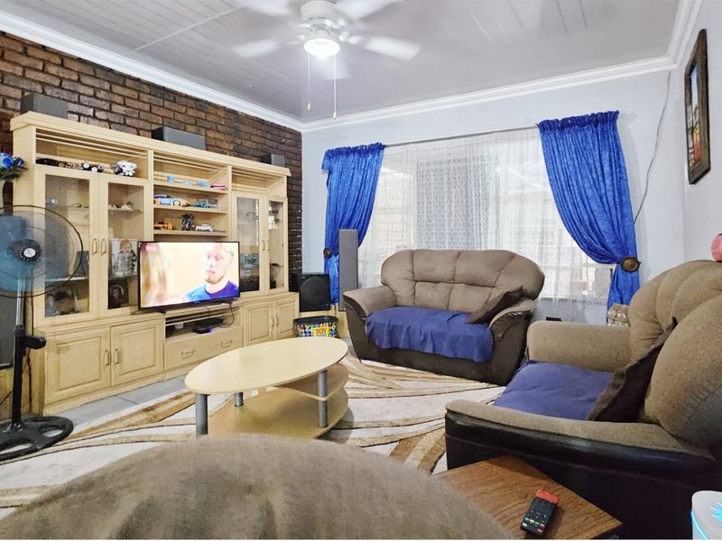 Attractive Facebrick Home in Prime Location. - Photo 2