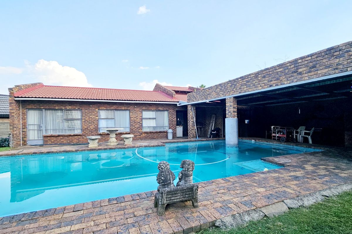 Attractive Facebrick Home in Prime Location. - Photo 5