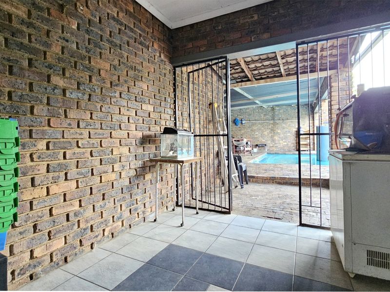 Attractive Facebrick Home in Prime Location. - Photo 8