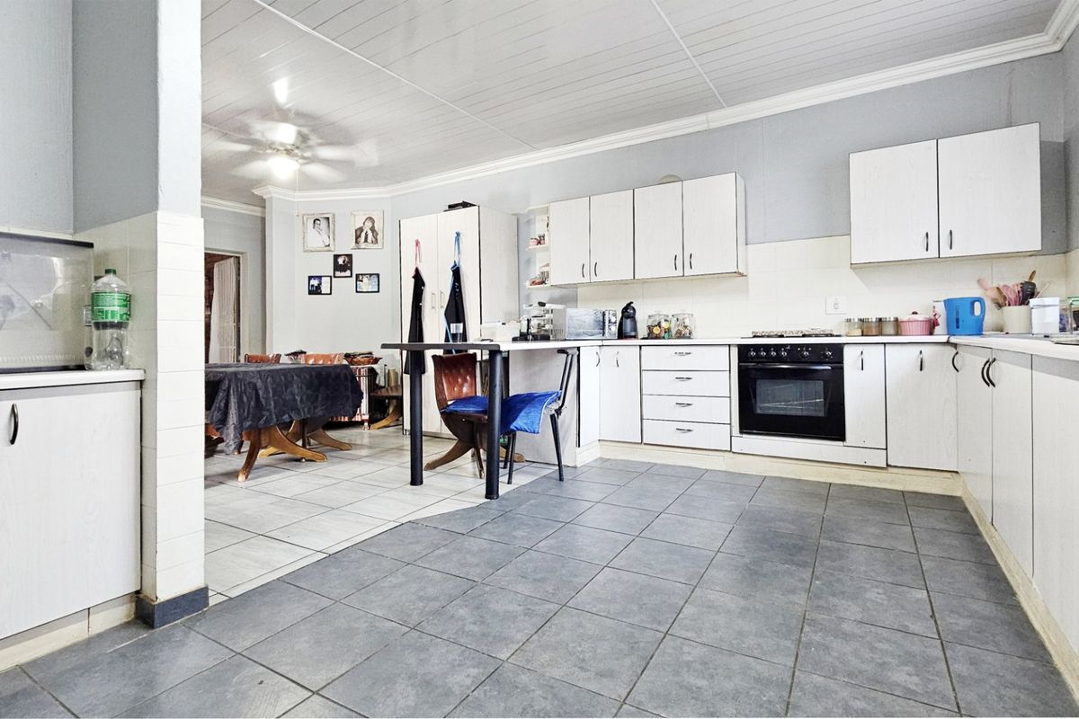 Attractive Facebrick Home in Prime Location. - Photo 3