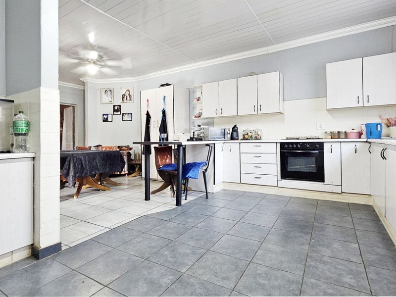 Attractive Facebrick Home in Prime Location. - Photo 3