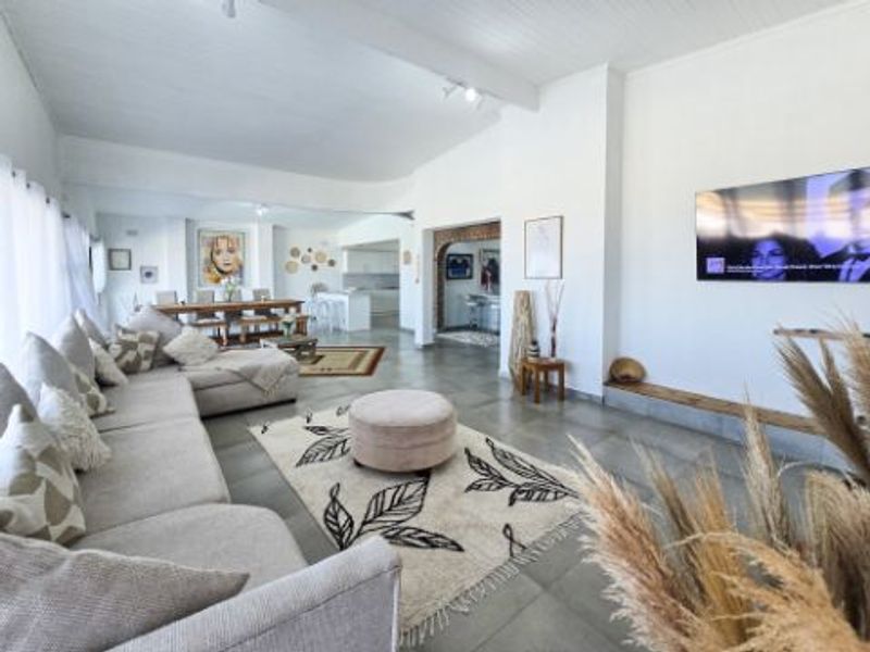 Dream Home With Stunning Seaviews – Double-Story Renovation - Photo 7