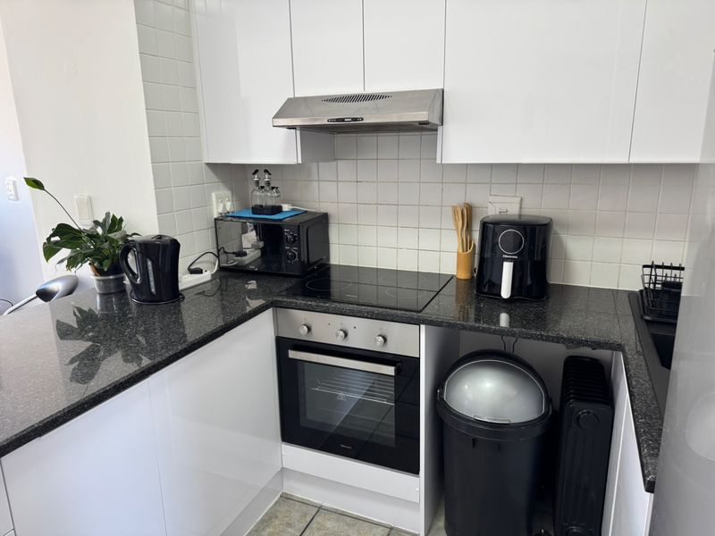 Beautiful renovated apartment in modern block close to the beachfront with partial mountain views! - Photo 6