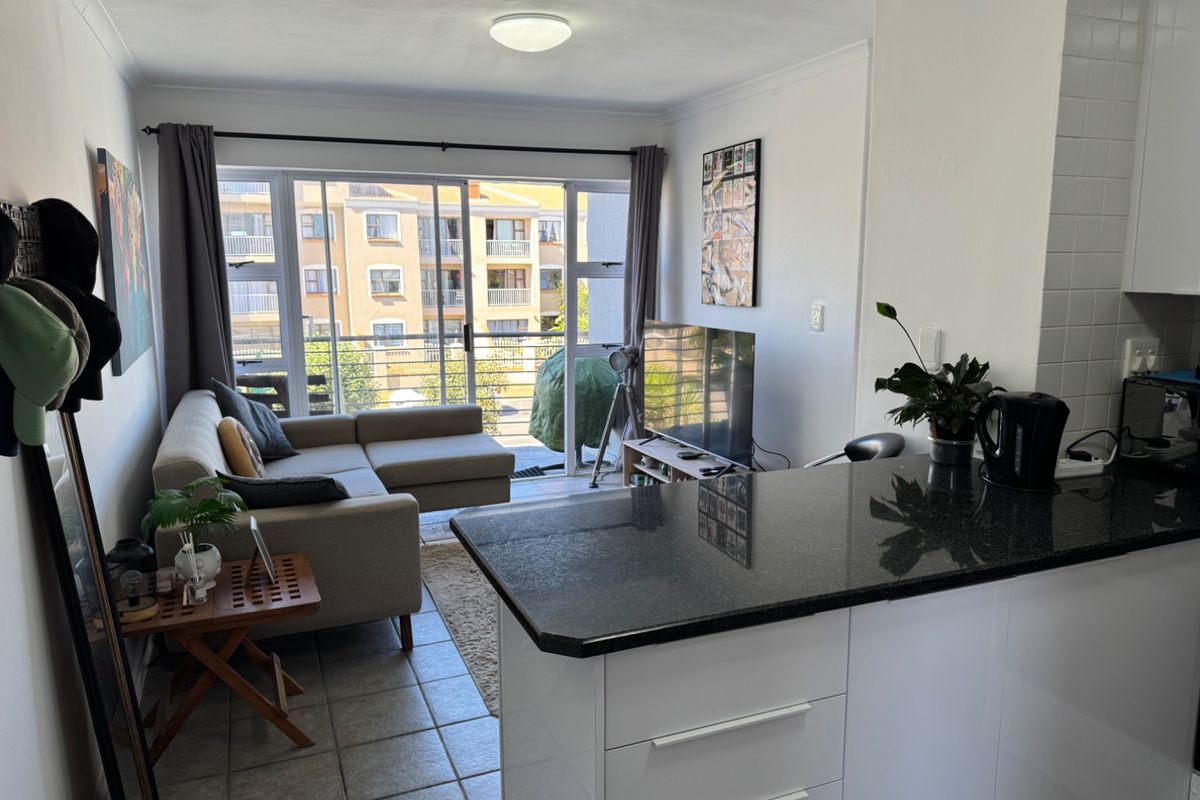 Beautiful renovated apartment in modern block close to the beachfront with partial mountain views! - Photo 5