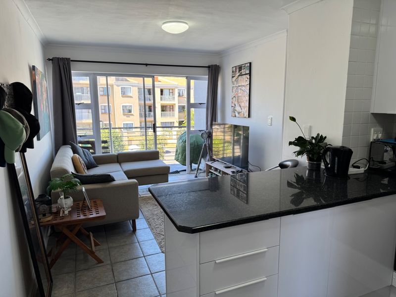 Beautiful renovated apartment in modern block close to the beachfront with partial mountain views! - Photo 5