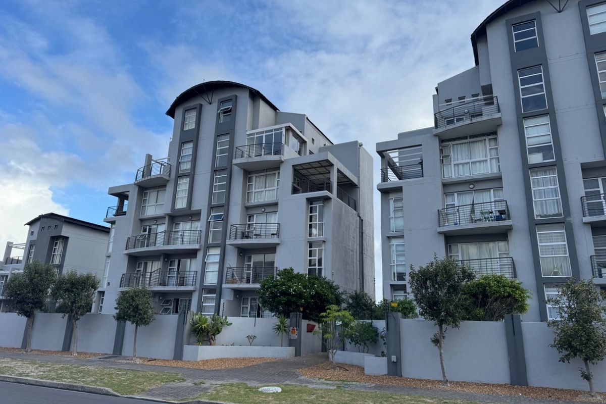 Beautiful renovated apartment in modern block close to the beachfront with partial mountain views! - Photo 2