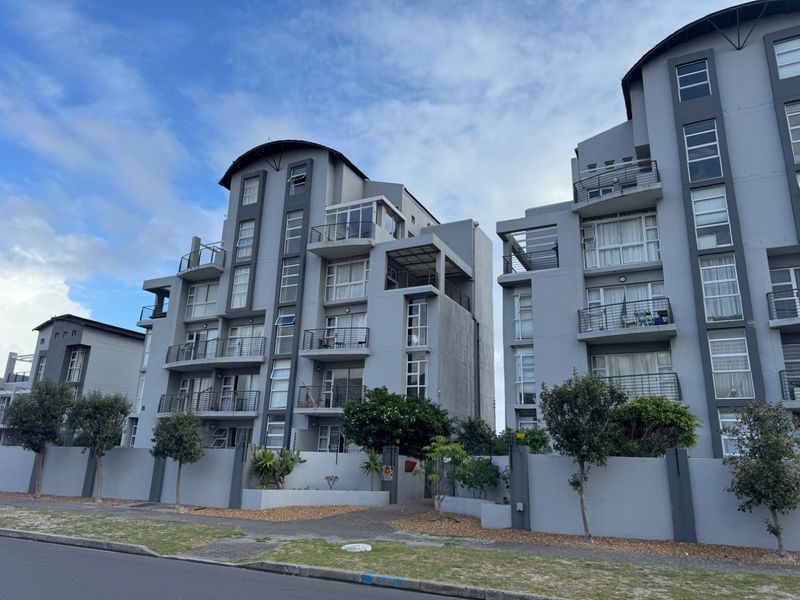 Beautiful renovated apartment in modern block close to the beachfront with partial mountain views! - Photo 2