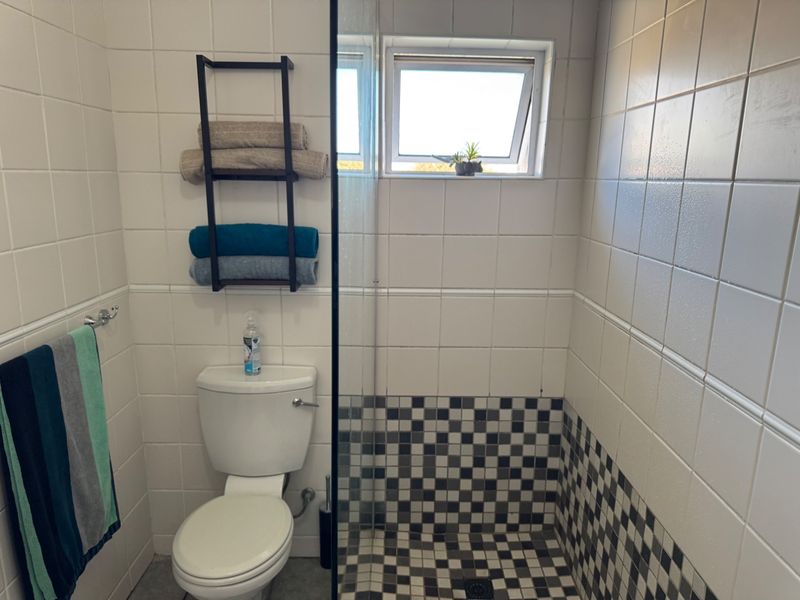 Beautiful renovated apartment in modern block close to the beachfront with partial mountain views! - Photo 3