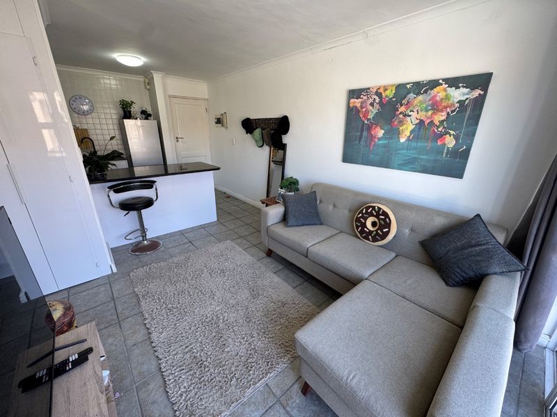 Beautiful renovated apartment in modern block close to the beachfront with partial mountain views! - Photo 10