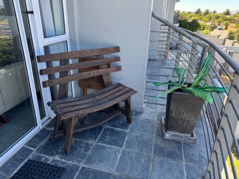 Beautiful renovated apartment in modern block close to the beachfront with partial mountain views! - Photo 8