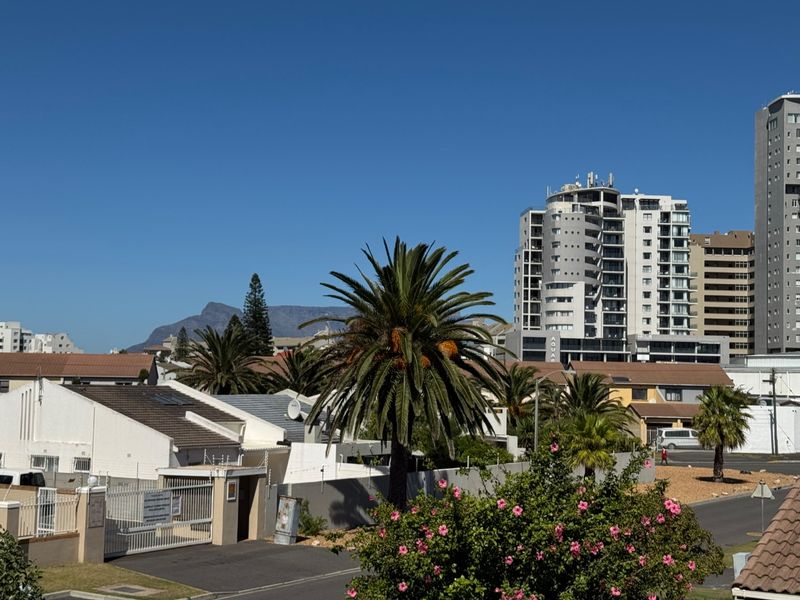 Beautiful renovated apartment in modern block close to the beachfront with partial mountain views! - Photo 9