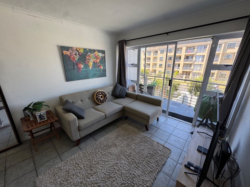 Beautiful renovated apartment in modern block close to the beachfront with partial mountain views! - Photo 7