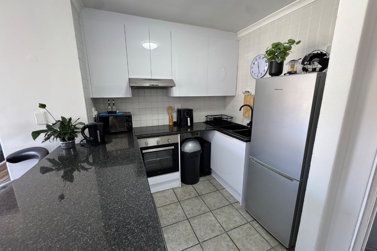 Beautiful renovated apartment in modern block close to the beachfront with partial mountain views! - Photo 4