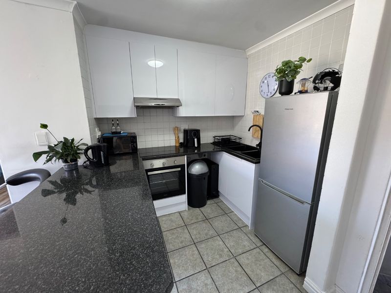 Beautiful renovated apartment in modern block close to the beachfront with partial mountain views! - Photo 4