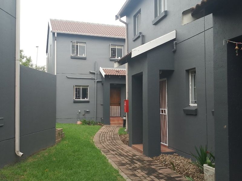 2 bedroom townhouse for Sale in Greenstone Hill - Photo 2