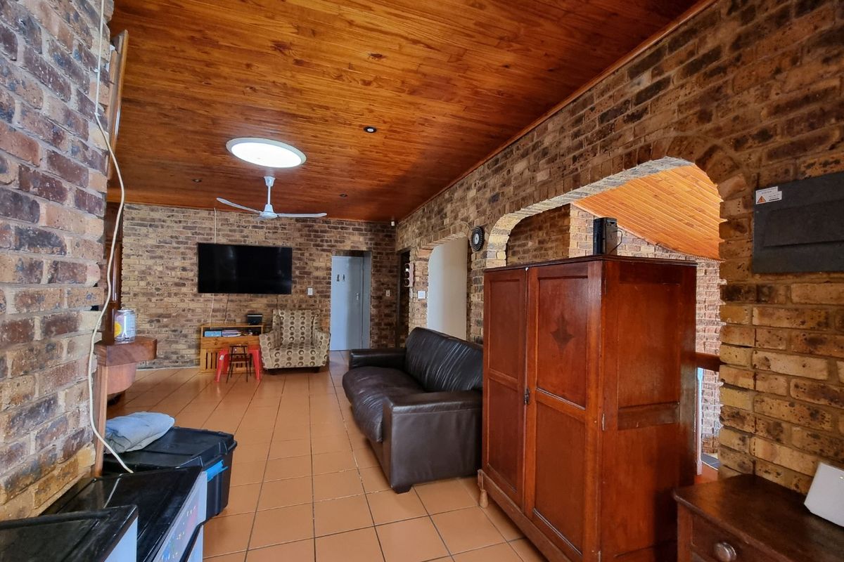 6 Bed House in Zwartkop for Sale - Photo 5