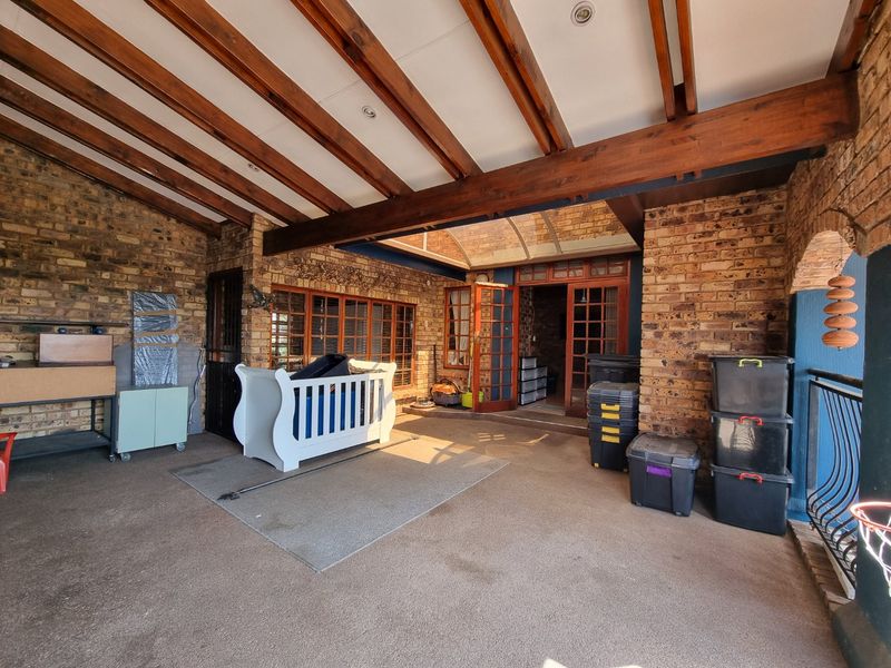 6 Bed House in Zwartkop for Sale - Photo 8