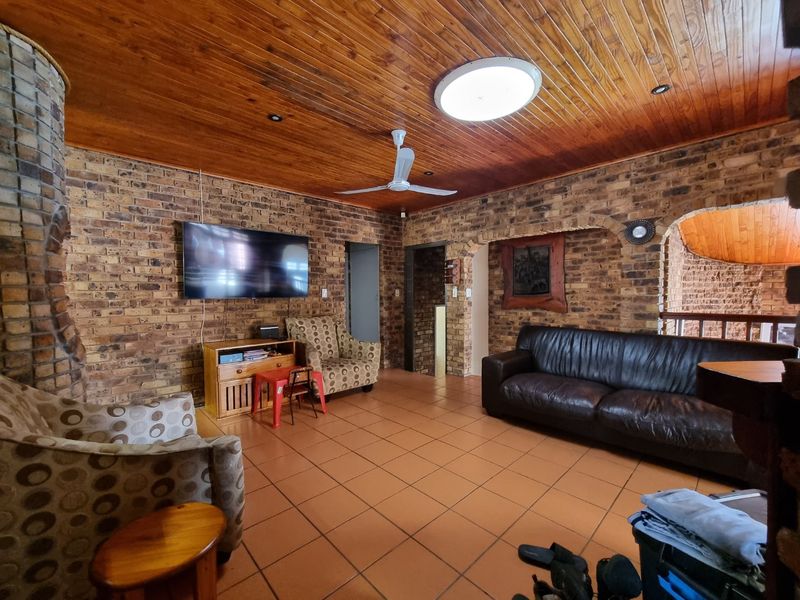 6 Bed House in Zwartkop for Sale - Photo 7