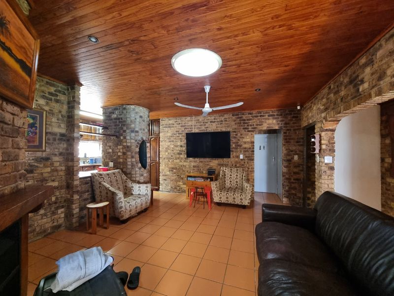 6 Bed House in Zwartkop for Sale - Photo 6