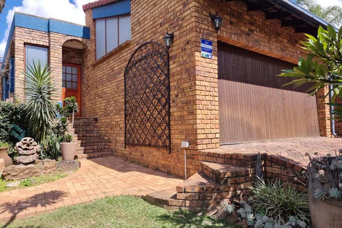 6 Bed House in Zwartkop for Sale - Photo 3