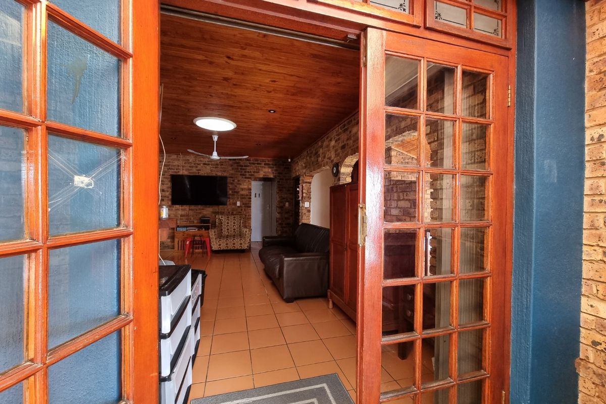 6 Bed House in Zwartkop for Sale - Photo 4