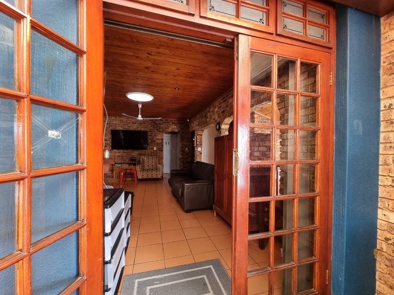 6 Bed House in Zwartkop for Sale - Photo 4