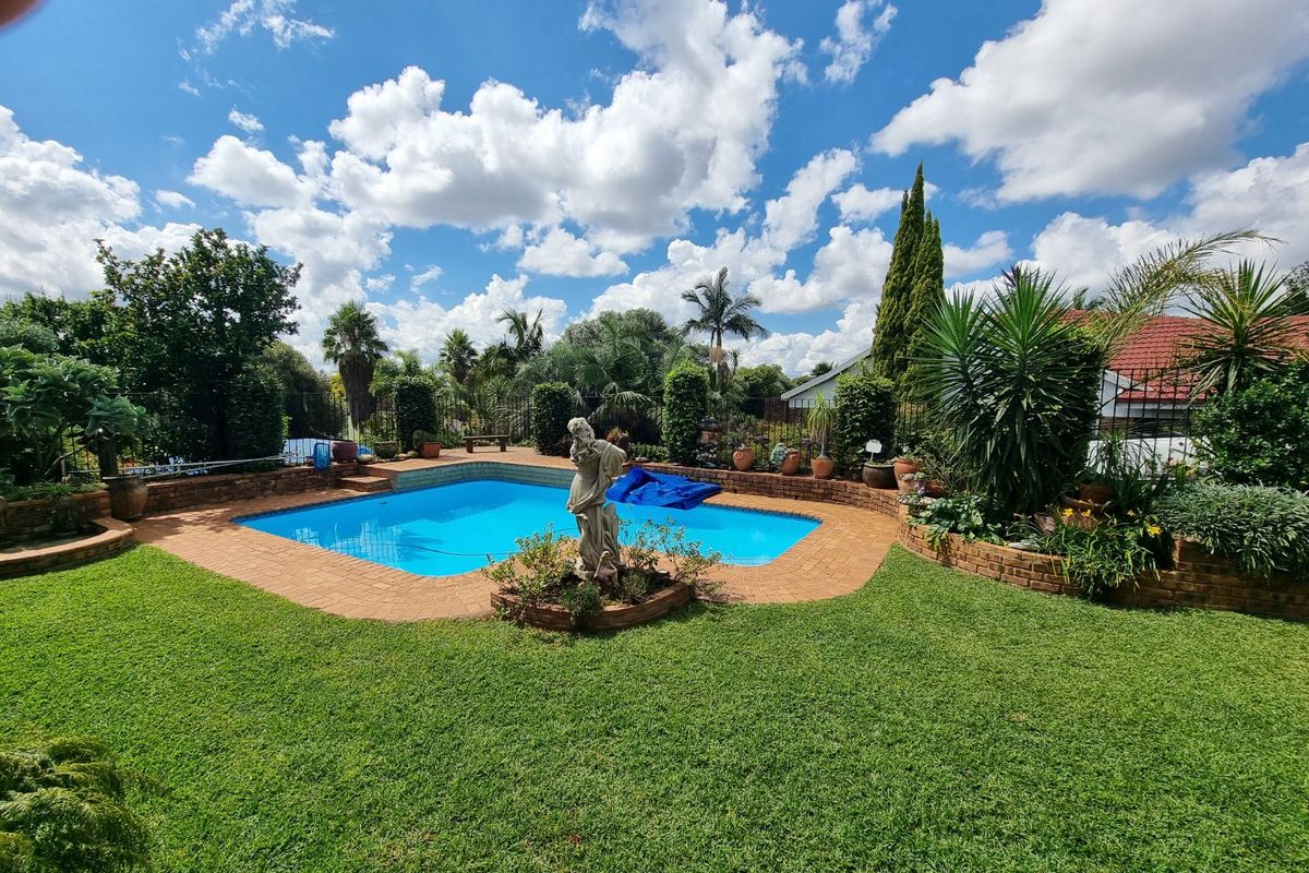 6 Bed House in Zwartkop for Sale - Photo 2