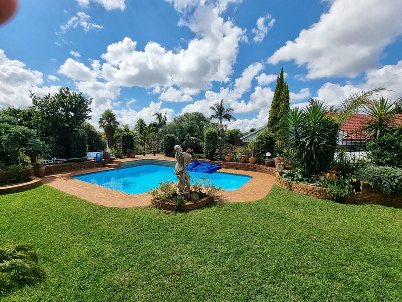 6 Bed House in Zwartkop for Sale - Photo 2