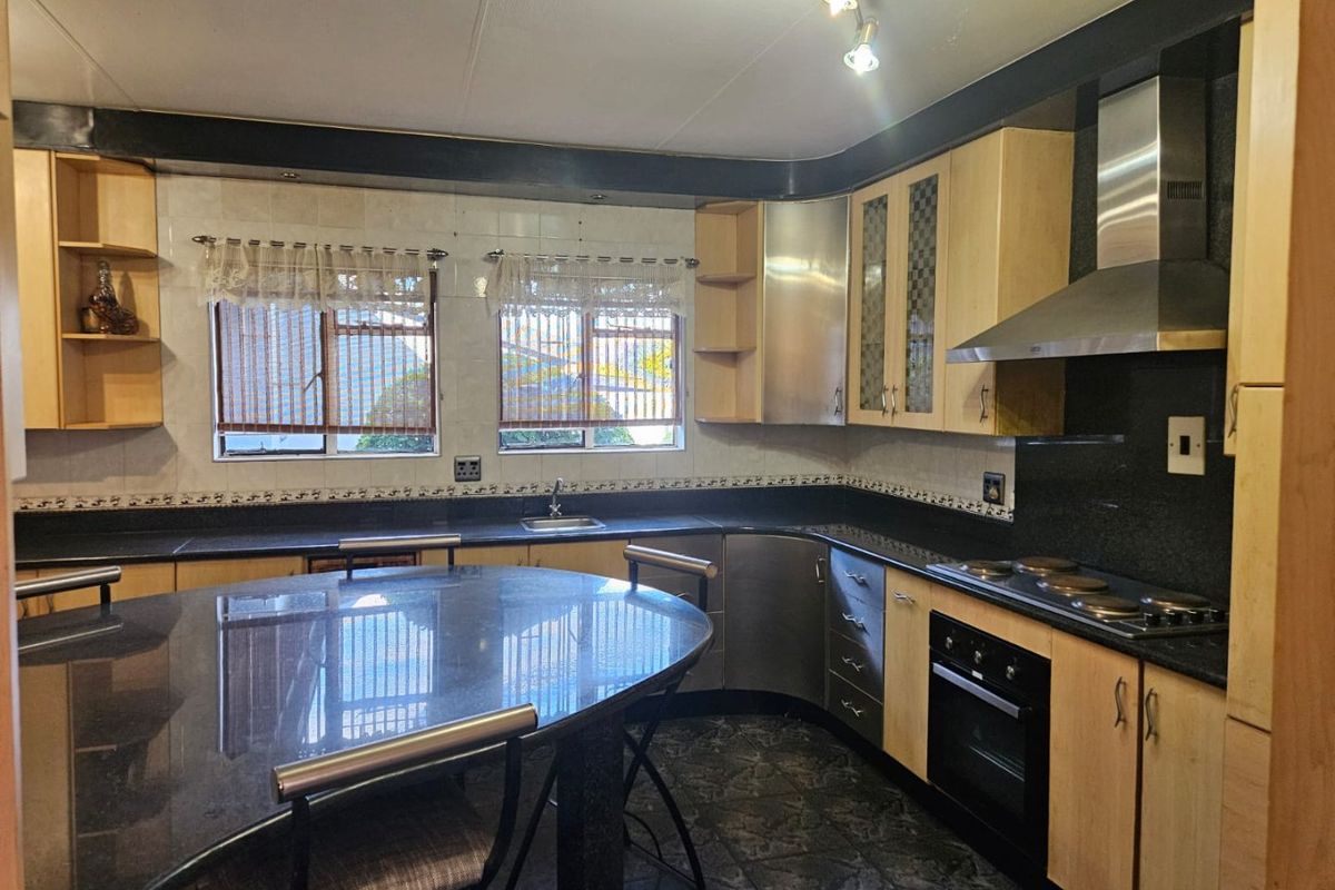 Spacious Family Living with Income Potential in Ben Fleur! - Photo 4