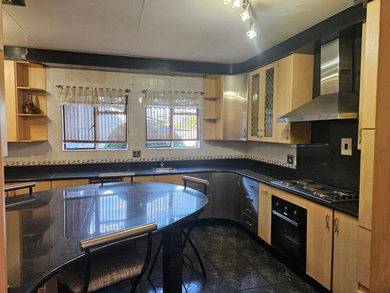 Spacious Family Living with Income Potential in Ben Fleur! - Photo 4