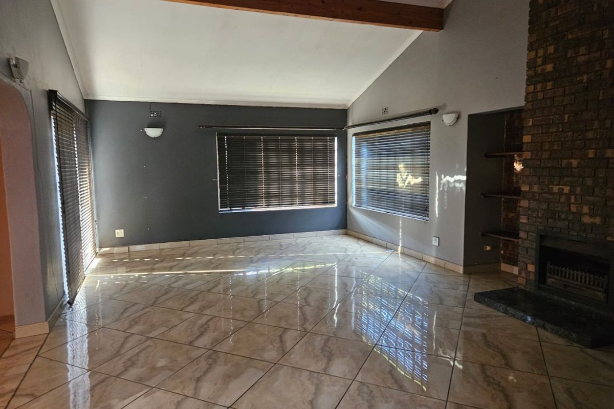 Spacious Family Living with Income Potential in Ben Fleur! - Photo 3