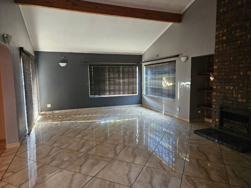 Spacious Family Living with Income Potential in Ben Fleur! - Photo 3