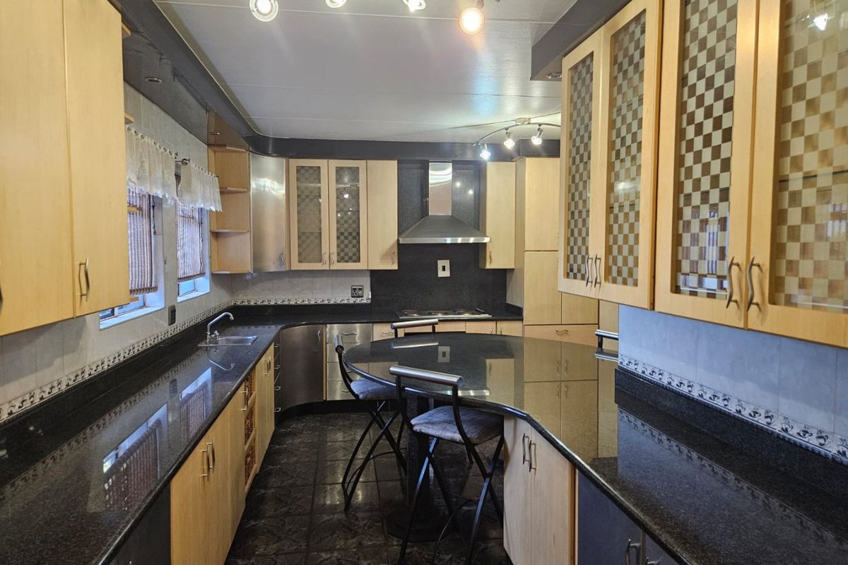 Spacious Family Living with Income Potential in Ben Fleur! - Photo 5