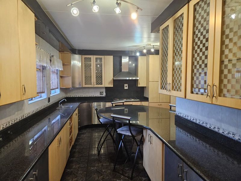 Spacious Family Living with Income Potential in Ben Fleur! - Photo 5