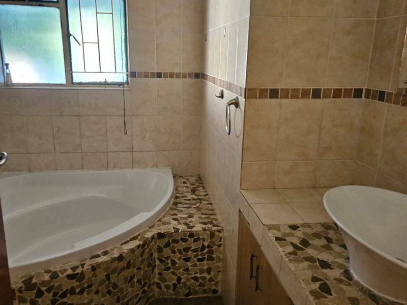 Spacious Family Living with Income Potential in Ben Fleur! - Photo 10