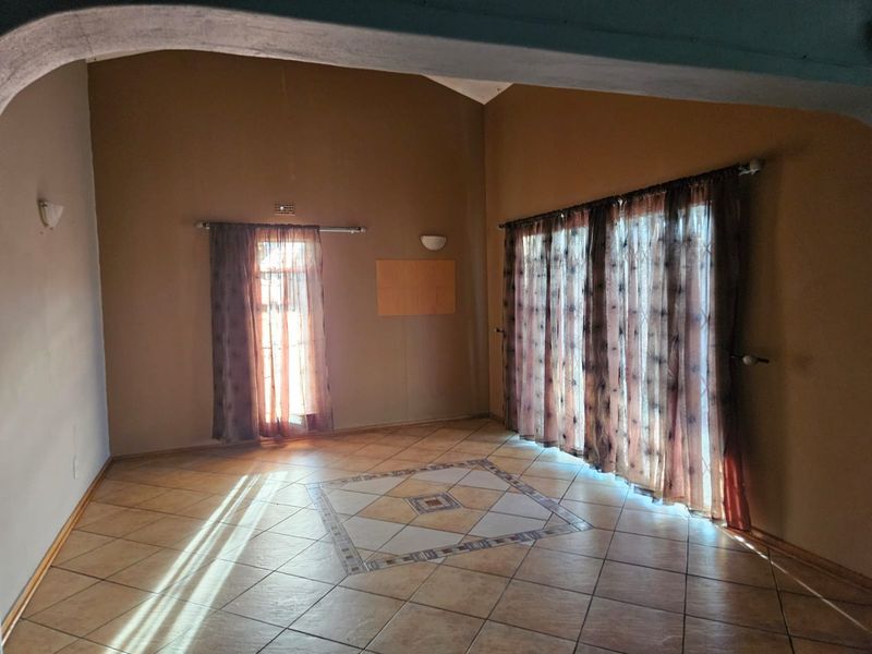 Spacious Family Living with Income Potential in Ben Fleur! - Photo 6