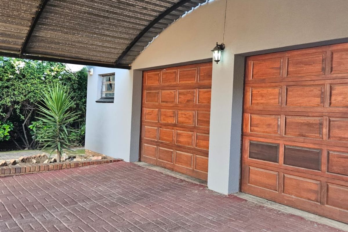 Spacious Family Living with Income Potential in Ben Fleur! - Photo 2